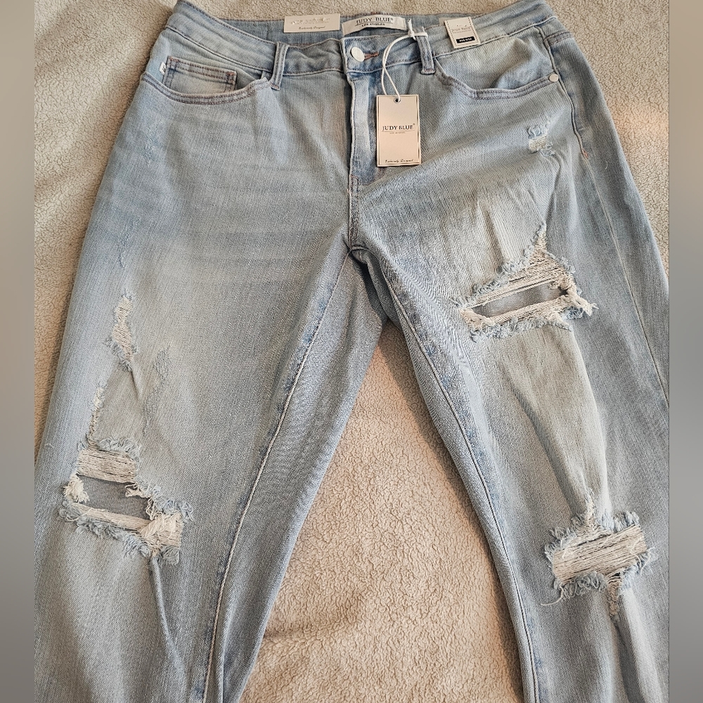 NWT Judy Blue 15 Mid-Rise Distressed Boyfriend Capris in Light Wash - Picture 3 of 7